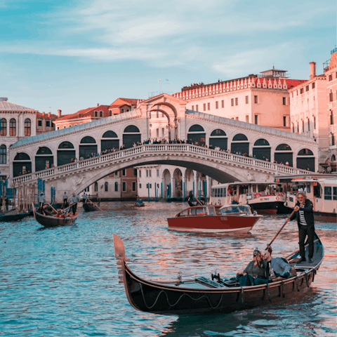  Take some photos of the iconic Rialto Bridge, a three-minute walk away