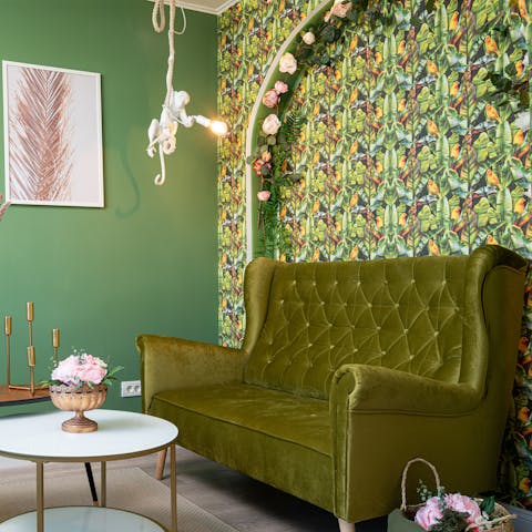 Begin your mornings with a pep in your step in the funky living space