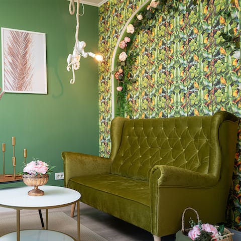 Begin your mornings with a pep in your step in the funky living space