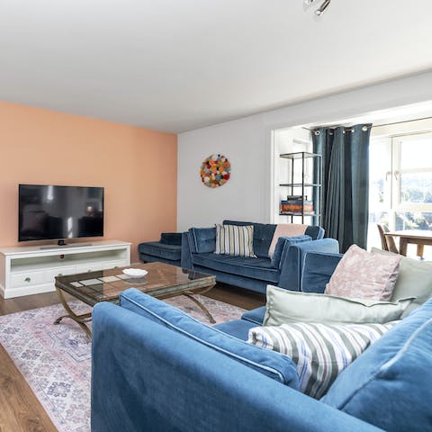 Relax in the bright and comfortable living room – this is the perfect home-from-home