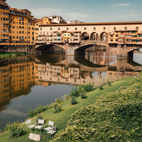 Stroll across nearby Ponte Vecchio with a gelato