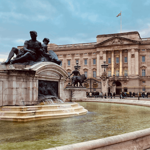 Walk to Buckingham Palace in just twenty-five minutes