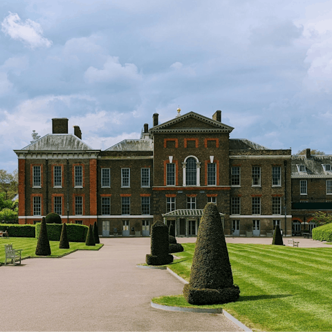 Stroll to Kensington Palace, eleven-minute walk away