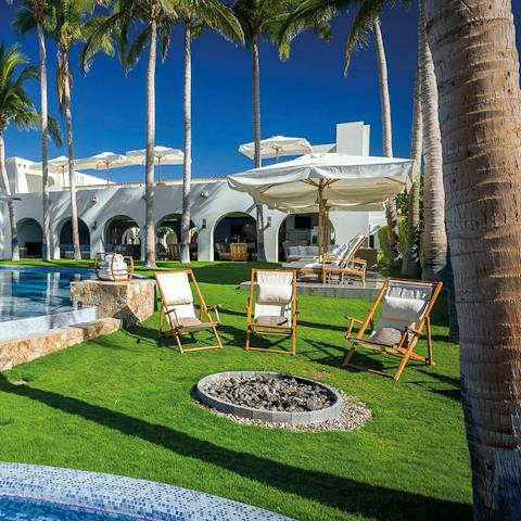 Enjoy drinks around the fire pit