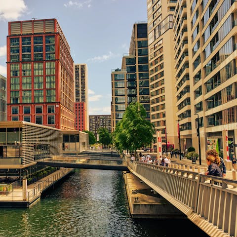 Go for a stroll along the walkways of Canary Wharf