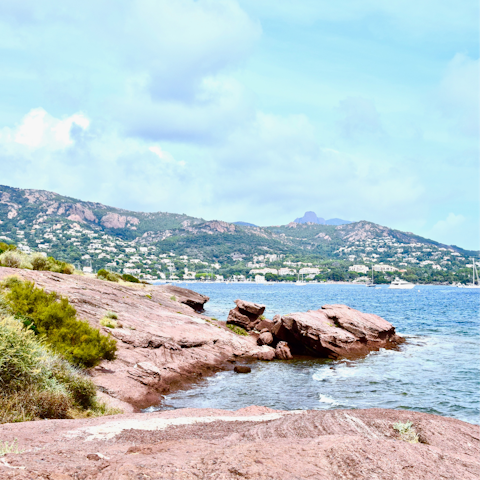 Stay on the edge of the ocean, steps away from the beach