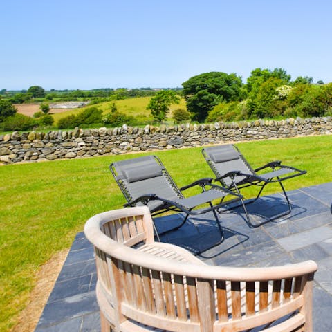 Sunbathe and barbecue in the private gardens