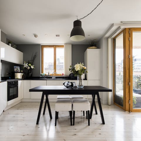Serve dinner at home in the luminous kitchen-diner