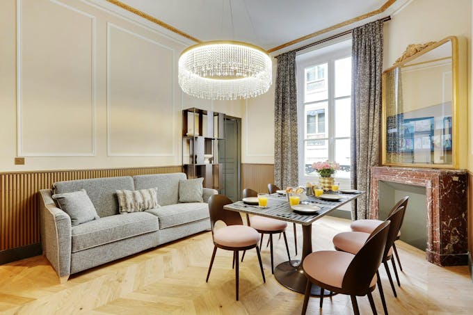 Avenue Charm