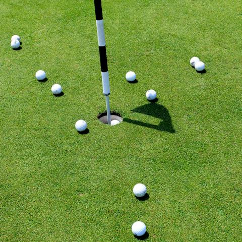 Have a round of golf – there's a course 4 kilometres from this home