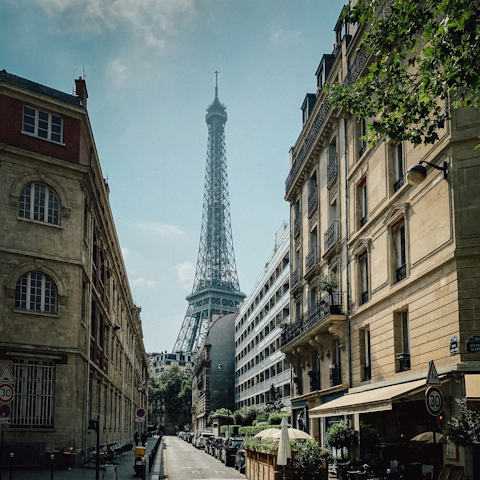 Stay in the 7th arrondissement, fifteen minutes from the Eiffel Tower