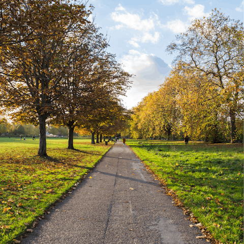 Stroll to Hyde Park in ten minutes