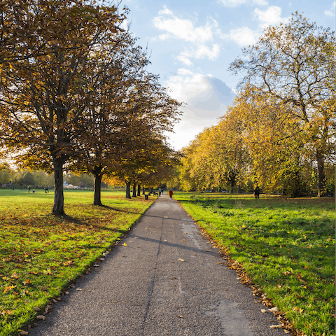 Stroll to Hyde Park in ten minutes