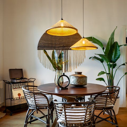 Play a few records and eat together in the trendy dining area