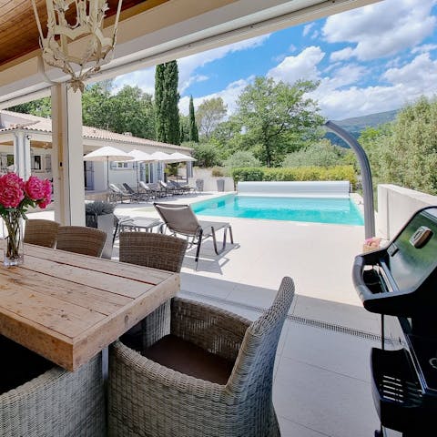 Light the barbecue and enjoy a meal in the outdoor kitchen
