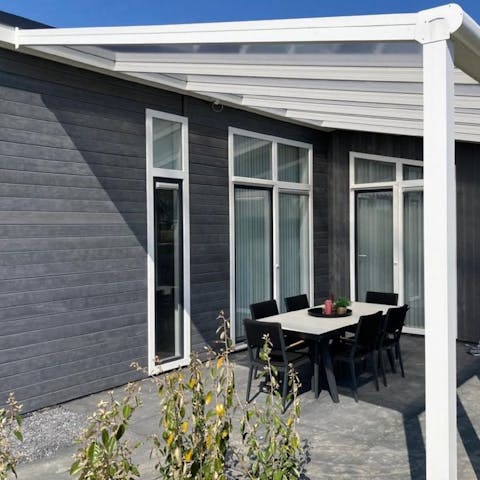 Dine together on the covered terrace