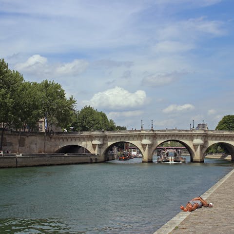 Stroll along the banks of the Seine – the Pont de Grenelle and the Statue of Liberty are an eight-minute walk away