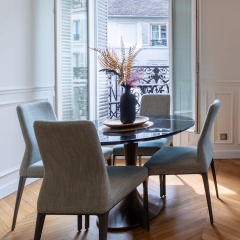 Dine in style in the bright, breezy living space – no reservation required