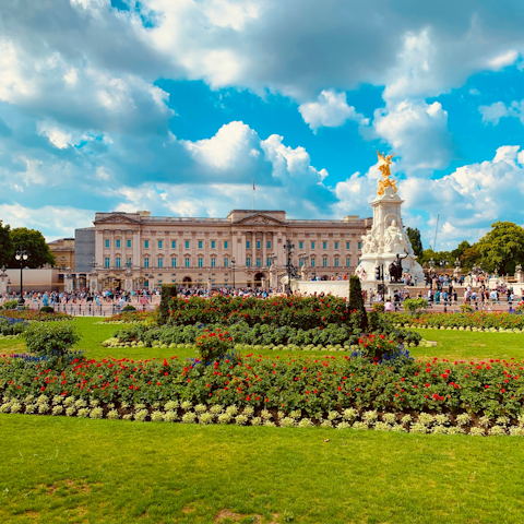 Take a scenic ten-minute stroll to Buckingham Palace