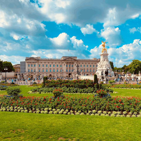 Take a scenic ten-minute stroll to Buckingham Palace