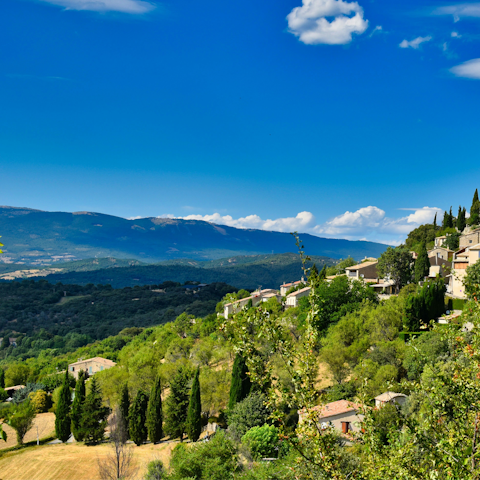 Explore the quaint villages of the Luberon – Murs is a short drive away