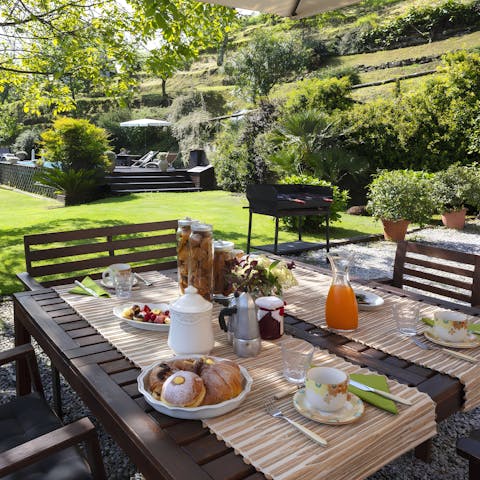 Savour home-made Tuscan-inspired dishes in the sunshine