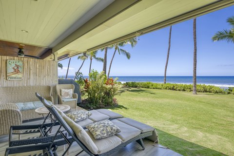 Stretch out on the lanai as Pacific waves roll in