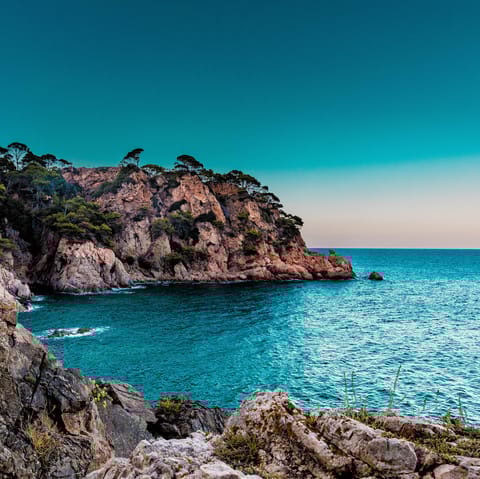 Stroll over to Andalucía's stunning coastline in only twenty minutes