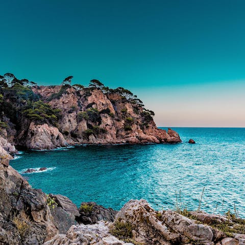 Stroll over to Andalucía's stunning coastline in only twenty minutes