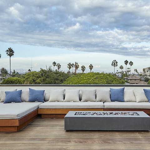 Mix some cocktails and enjoy pre-dinner drinks on the roof terrace