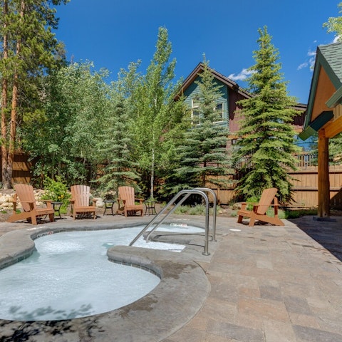 Let your muscles relax post-ski in the shared hot tub