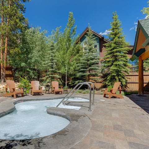 Let your muscles relax post-ski in the shared hot tub