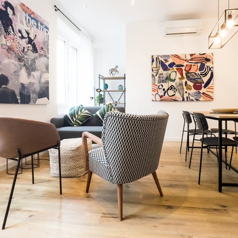 Relax in the light-filled living space with a glass of Italian wine