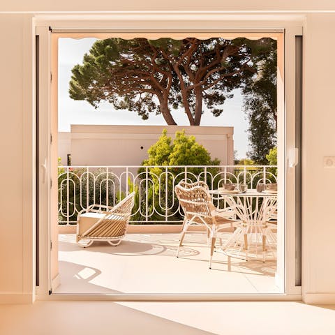 Serve your favourite evening drinks on the private balcony