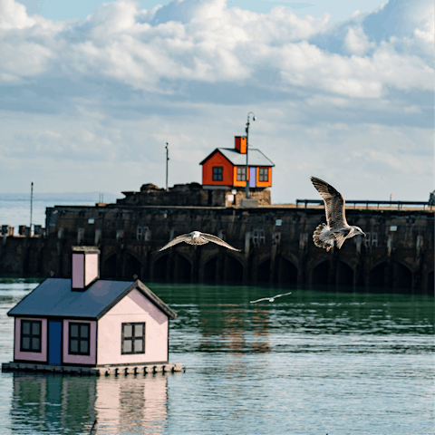 Visit the wonderful artist enclave of Folkestone thirty minutes away – the refurbished harbour arm is packed with food stalls, while independent shops line the Creative Quarter