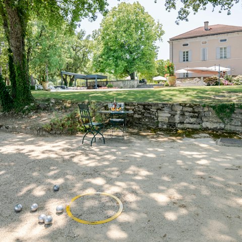 Spend lazy days playing pétanque with family or friends