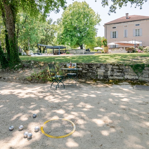 Spend lazy days playing pétanque with family or friends