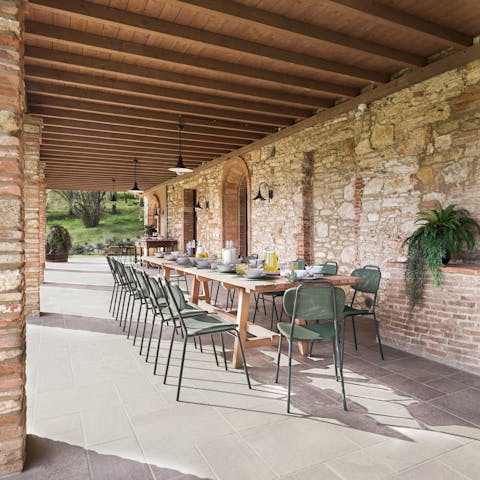 Host group dinners in the picture-perfect outdoor setting