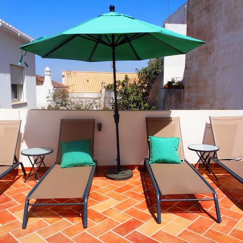 Sip meia-de-leite beneath blue skies as you plan an excursion with your loved ones