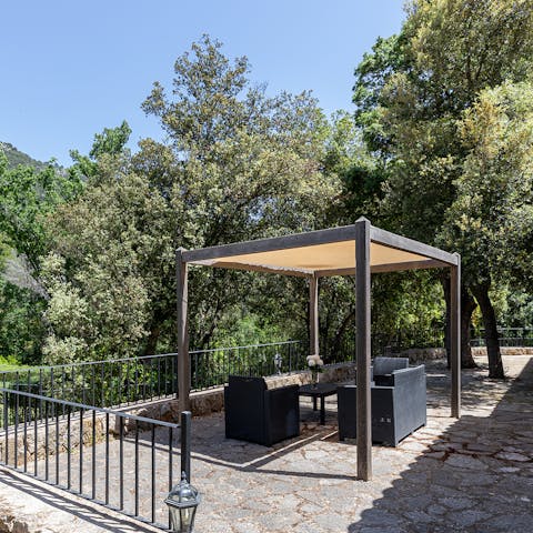 Enjoy an afternoon aperitif under the pergola 