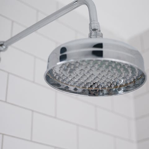 Get ready for a night out in London in the modern bathroom