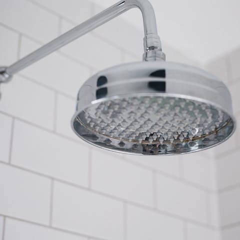 Get ready for a night out in London in the modern bathroom