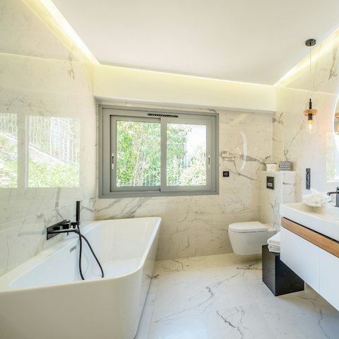 Unwind in the freestanding bathtub