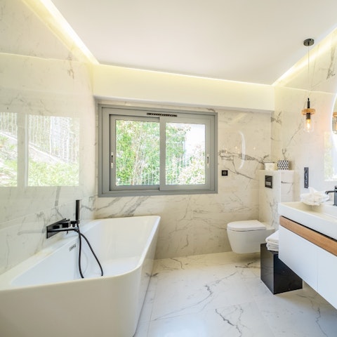 Unwind in the freestanding bathtub