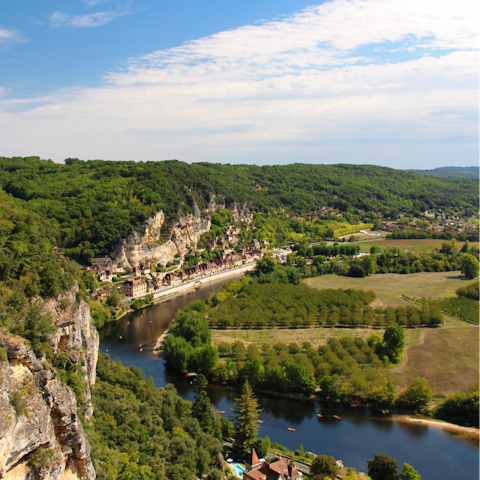 Explore the nearby historic village of Nérac in the Dordogne