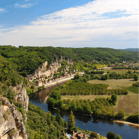 Explore the nearby historic village of Nérac in the Dordogne