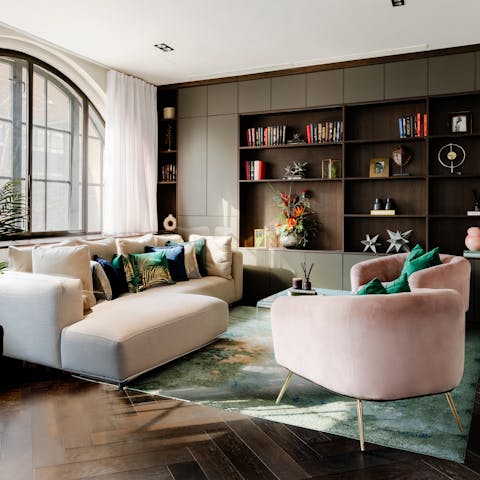 Enjoy total relaxation and evening drinks in the living room