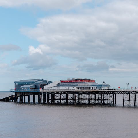 Stay just a fifteen-minute drive from Weybourne Beach and twenty-five minutes from Cromer