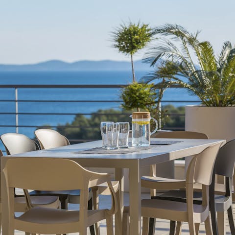 Alfresco lunch with a view, anyone?
