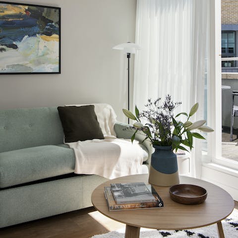 Relax after a busy day in the bright living space or on the private balcony